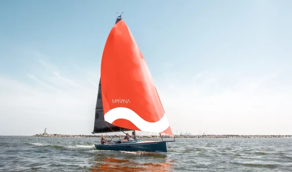 Mañana — Ontwerp van een gepersonaliseerd bootzeil en logo. Branding met een zomerse, speelse identiteit. — Branding, Grafisch Ontwerp, Logo — Sixtyeight.studio