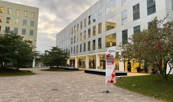 Syntra — Promotionele beachvlag, ontworpen voor visuele impact op afstand. — Branding, Grafisch Ontwerp — Branding door Sixtyeight