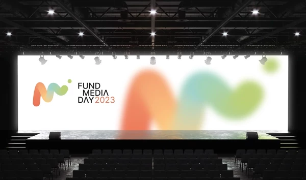 Fund Media Day — Visueel ontwerp voor het event-backdrop. Grote impact met minimalistische branding en typografie. — Branding, Grafisch Ontwerp — Creatief ontwerp in Gent